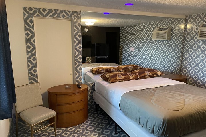Economy Room 1 Queen Bed (2 of 3)