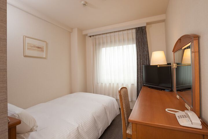 Room 6 of 28