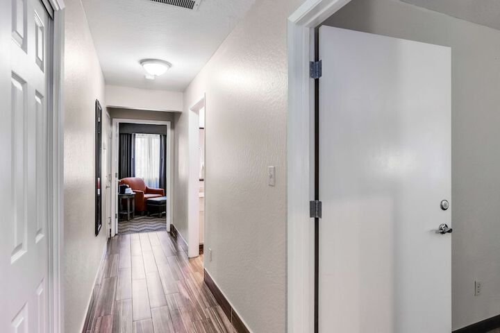 1 King Bed Pet Friendly (18 of 36)