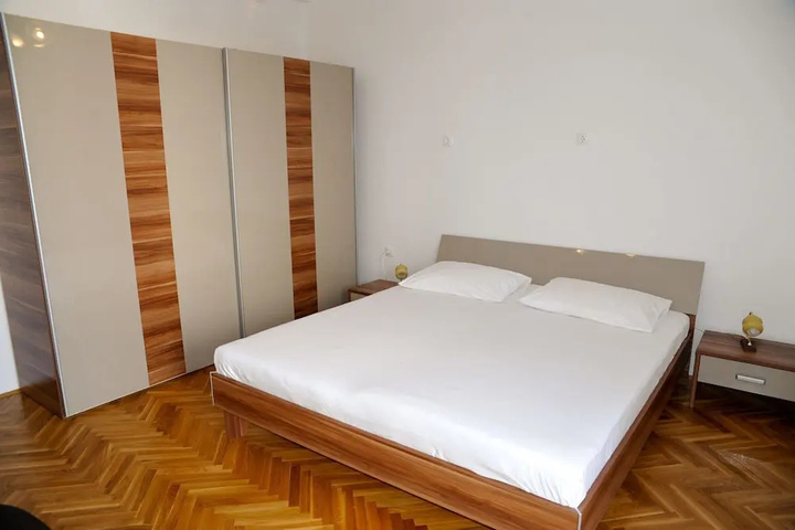 Room 3 of 11