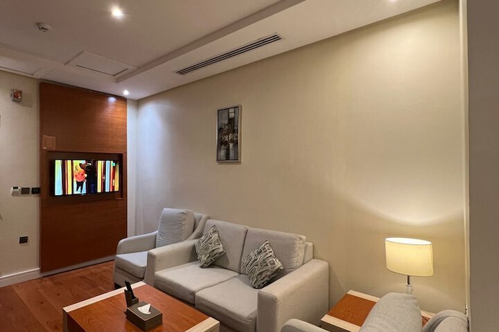 Lounge 28 of 43