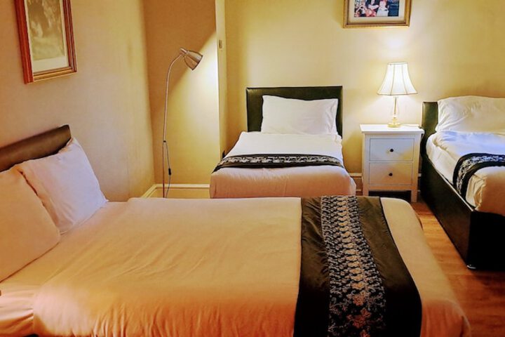 Room 5 of 16