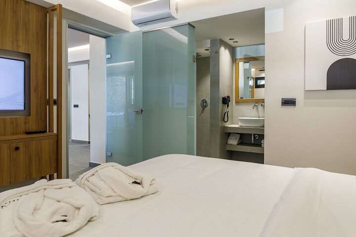 Room 8 of 28