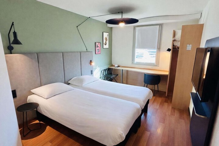 Room 8 of 34