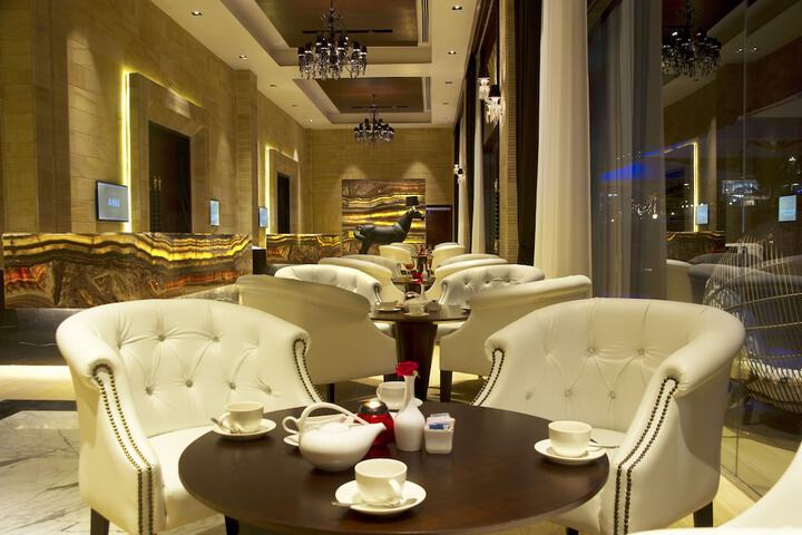 Lobby lounge
