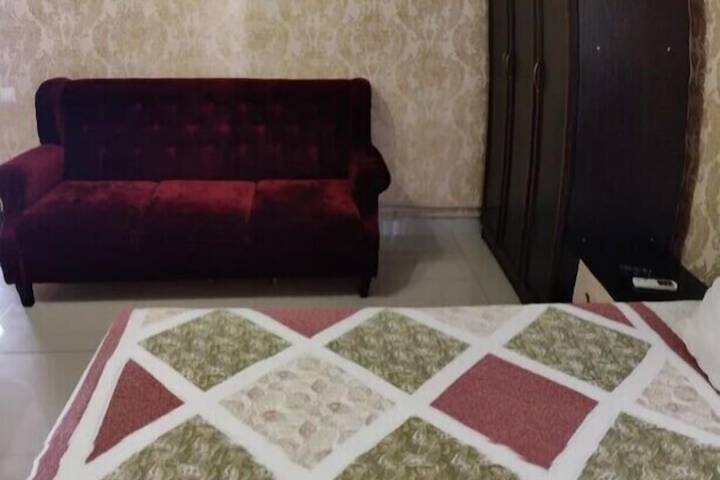 Room 6 of 12