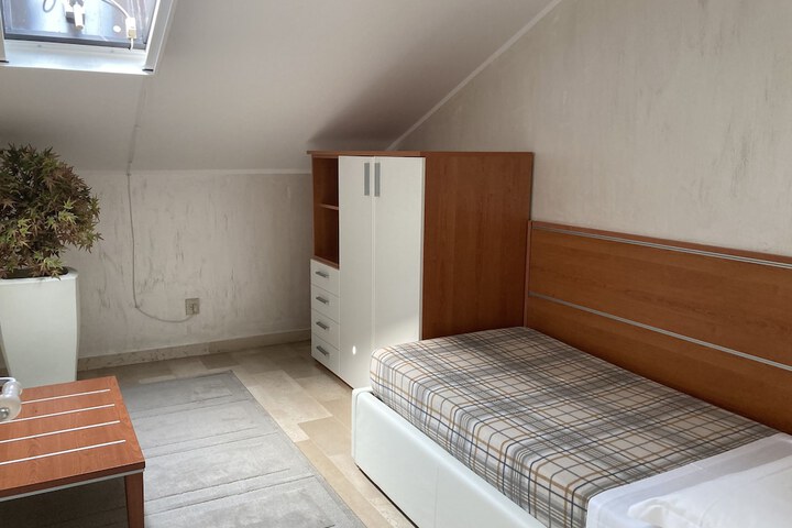Room 5 of 98