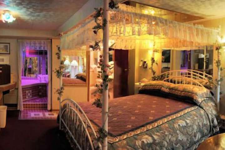 Room 6 of 10