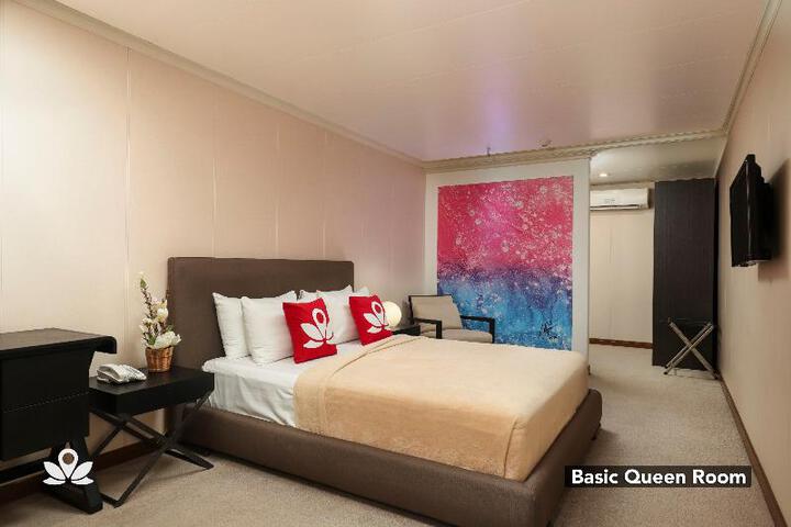 Room 5 of 8