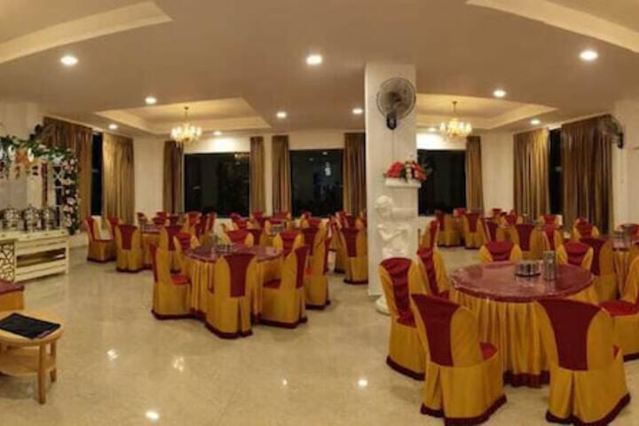 Ballroom/Hall 13 of 15