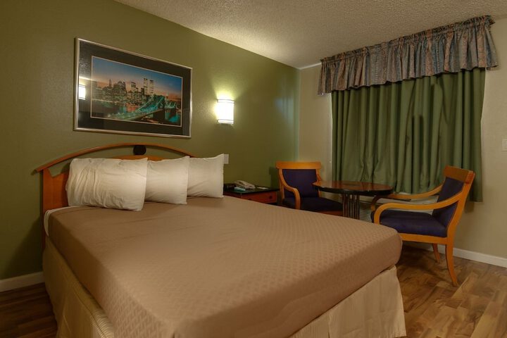 1 Queen Bed (3 of 12)