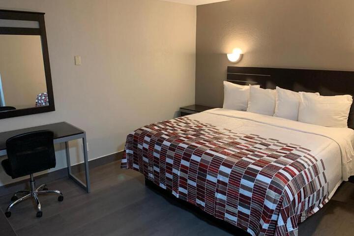 Deluxe King Bed (6 of 8)