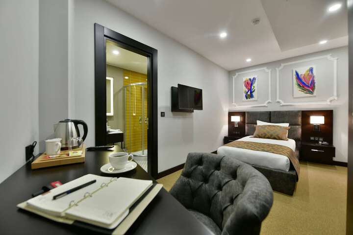 Room 17 of 102