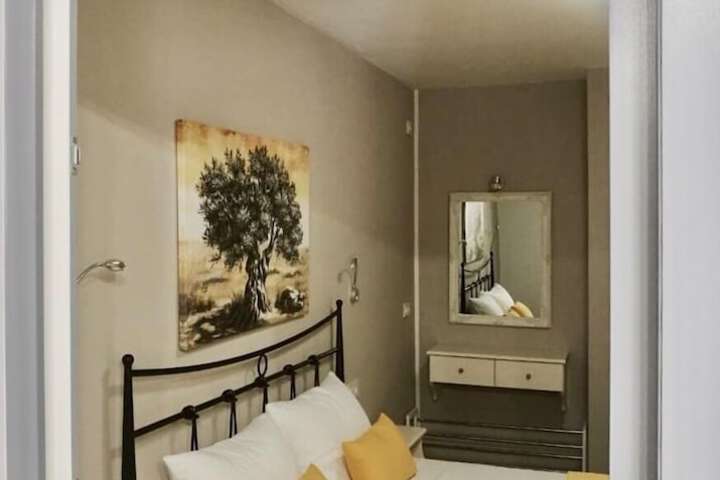 Room 4 of 104