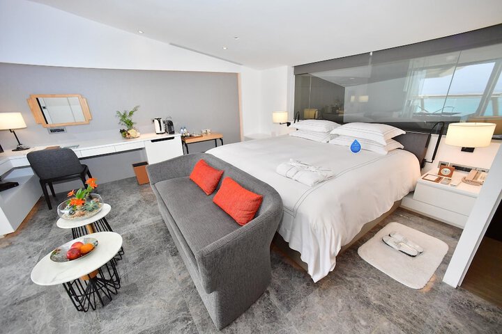 Room 12 of 90