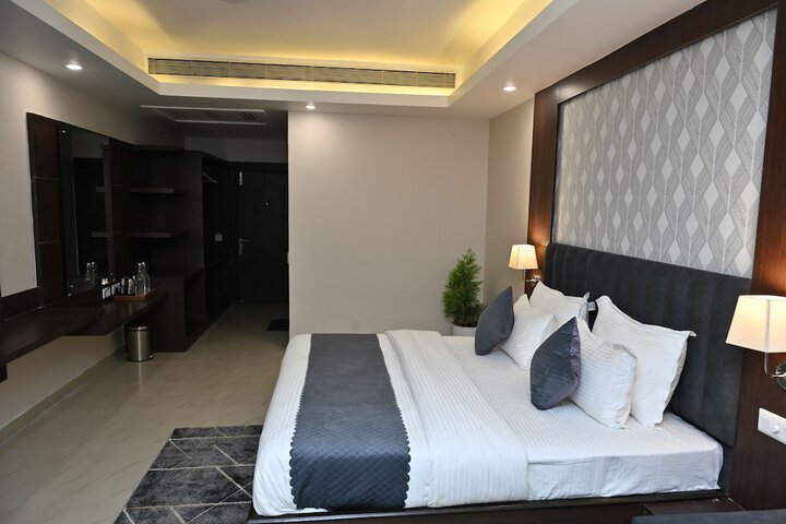 Room 6 of 28