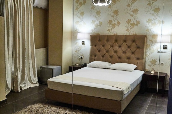 Room 13 of 33