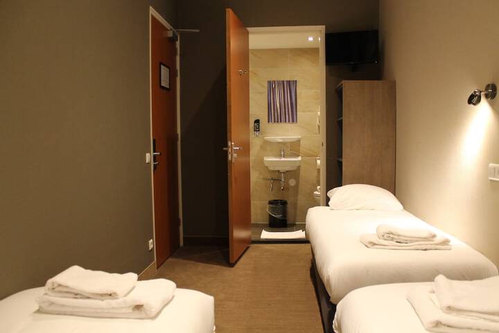 Room 8 of 34