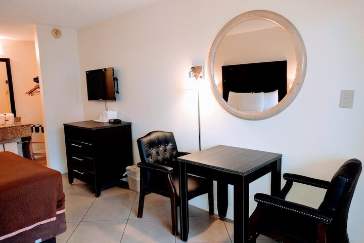 1 Queen Bed (5 of 11)