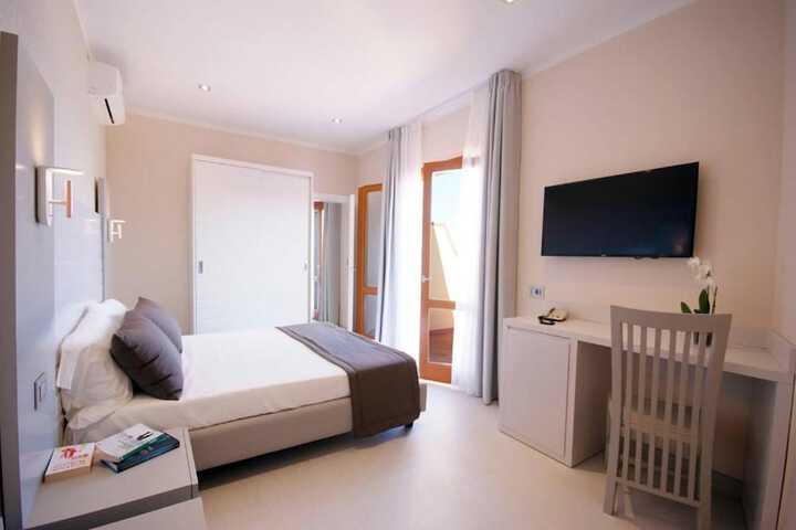 Room 6 of 33