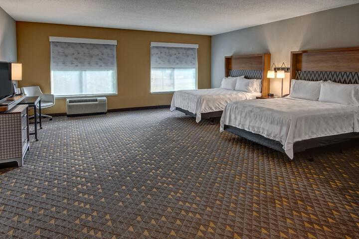 2 Queen Beds Mobility Accessible Roll Shower (5 of 9)