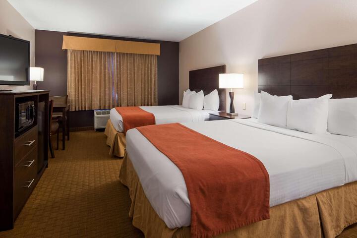 2 Queen Beds High Speed Internet Accessible Microwave, Refrigerator Continental Breakfas (5 of 8)