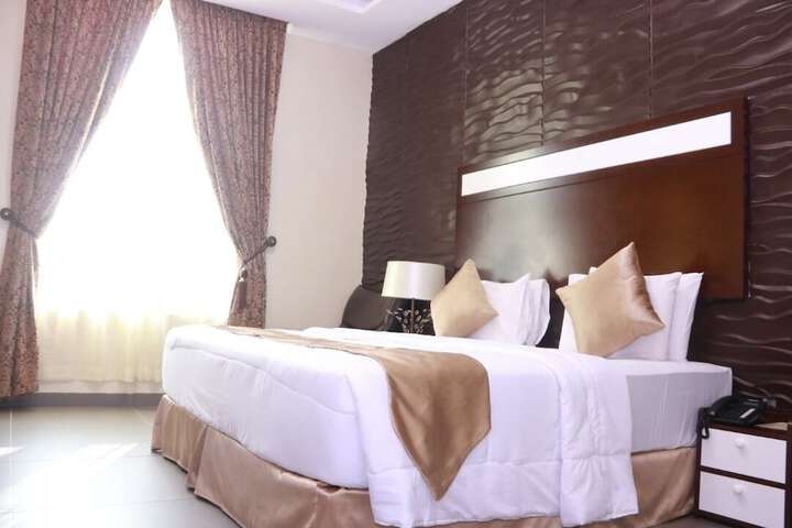 Room 15 of 33