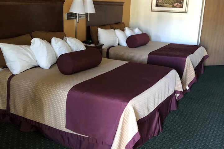 2 Queen Beds (5 of 12)