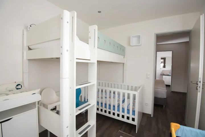 Room 4 of 16