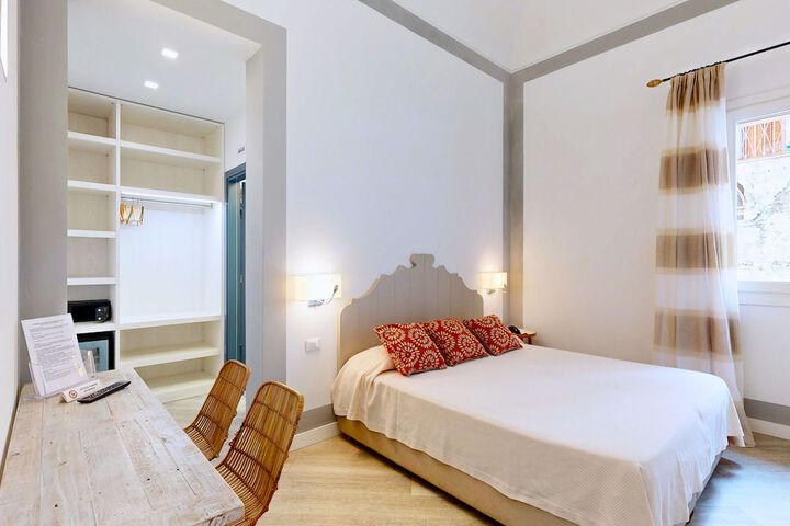Room 105 of 210