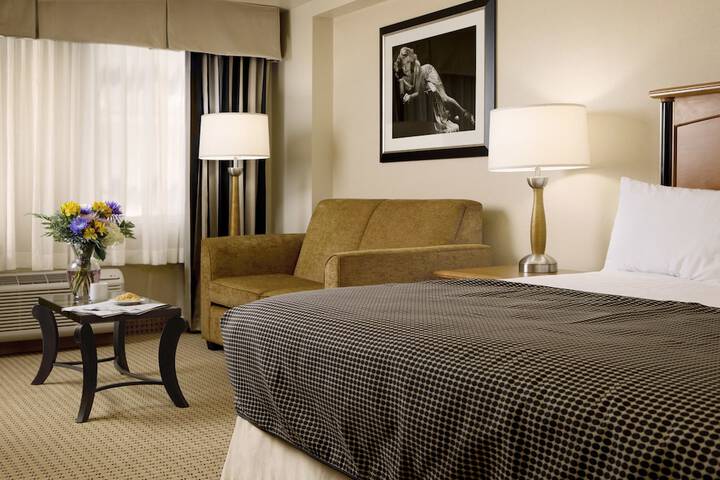 Deluxe King Bed (3 of 3)