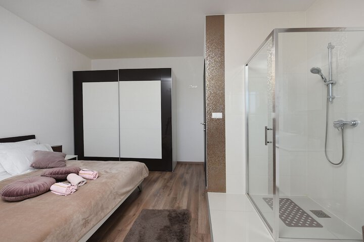 Room 2 of 47