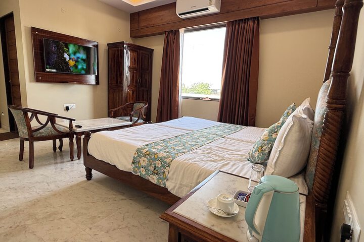 Room 6 of 9