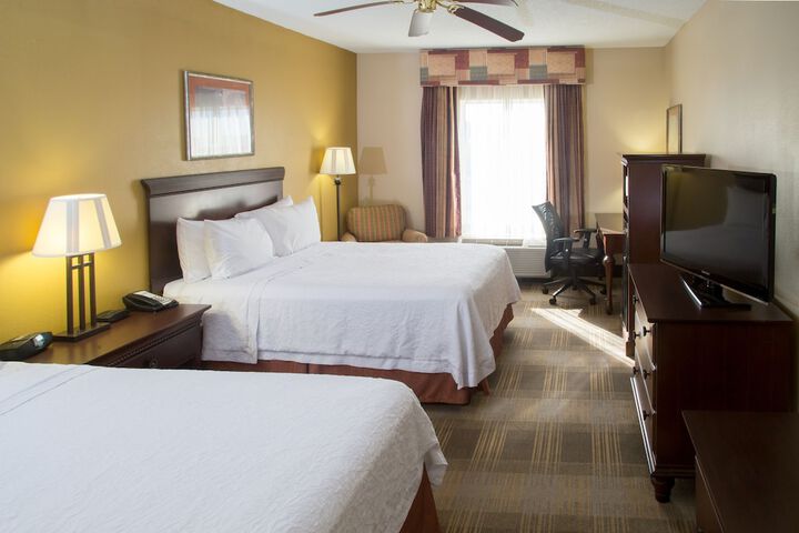 2 Queen Beds (11 of 16)