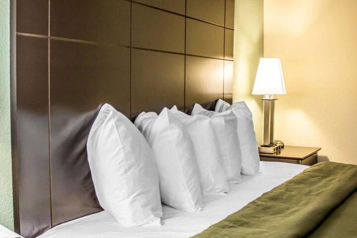 1 King Bed (4 of 4)
