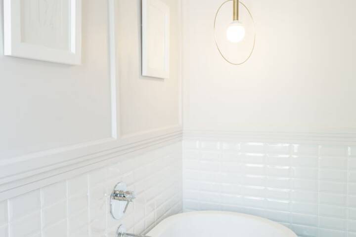 Deep soaking bathtub