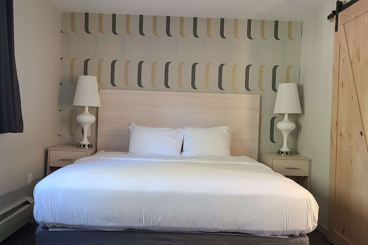 1 King Bed (6 of 16)