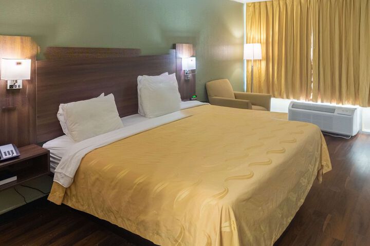 1 King Bed (3 of 31)