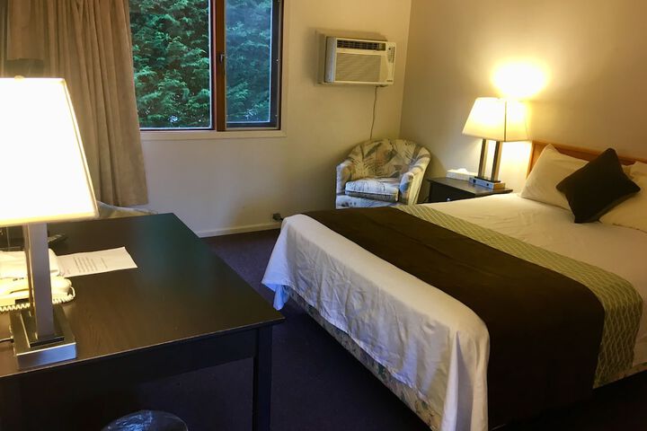 Room 6 of 101