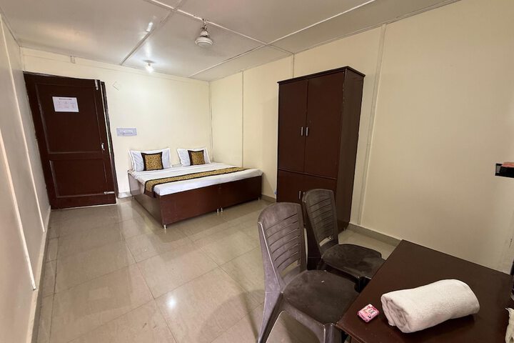 Room 13 of 33
