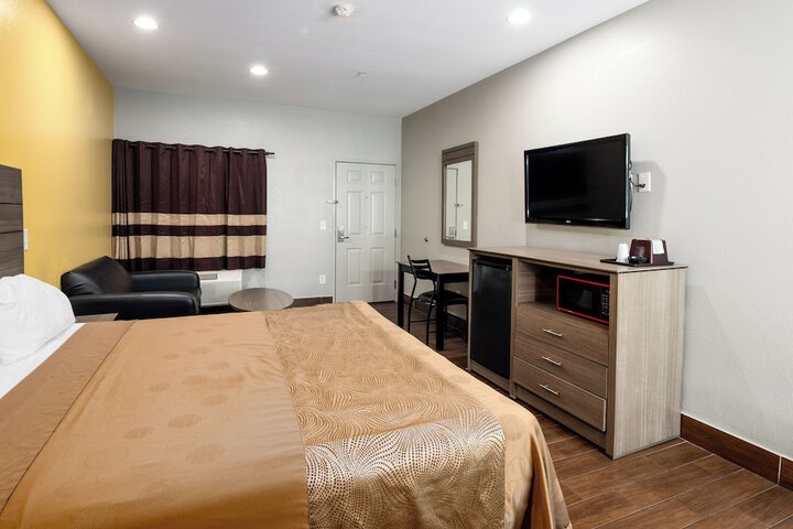 Room 33 of 76