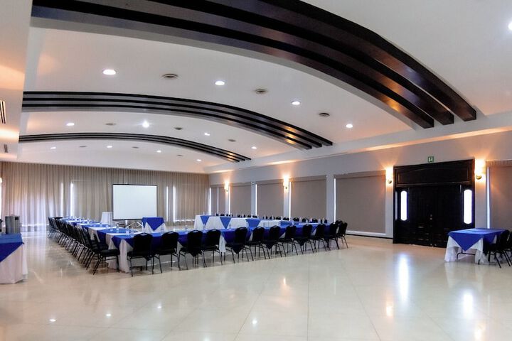 Ballroom/Hall 129 of 179