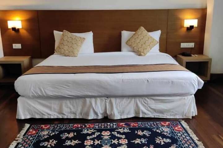 Room 10 of 33