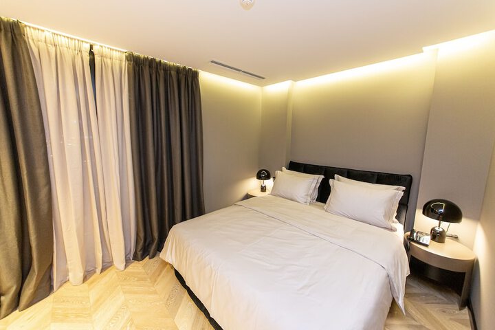 Room 7 of 77