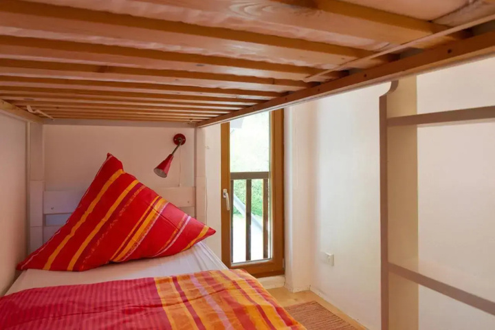 Room 4 of 16