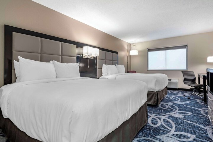 1 Queen Bed (3 of 12)