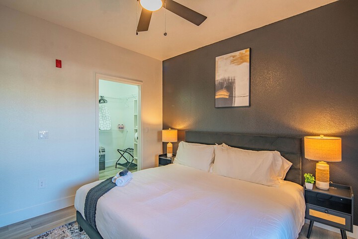 Room 33 of 193