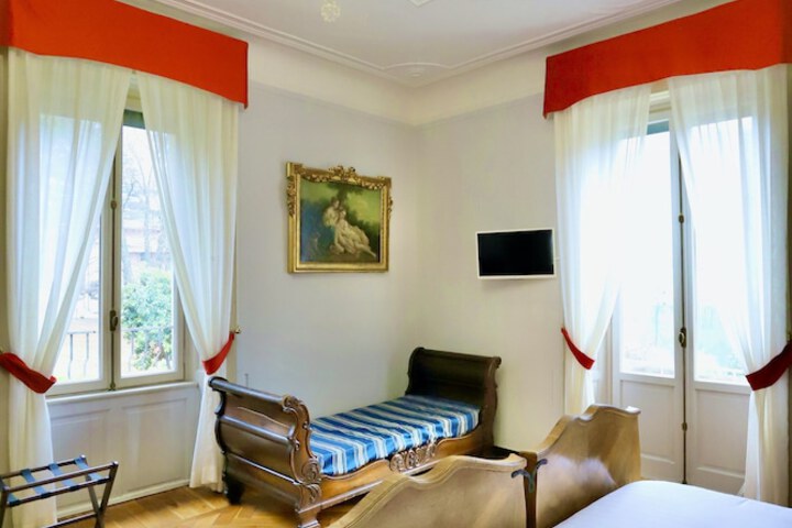 Room 10 of 93