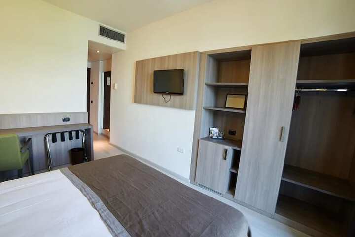 Room 8 of 34