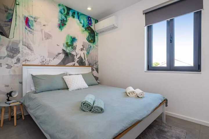Room 5 of 16